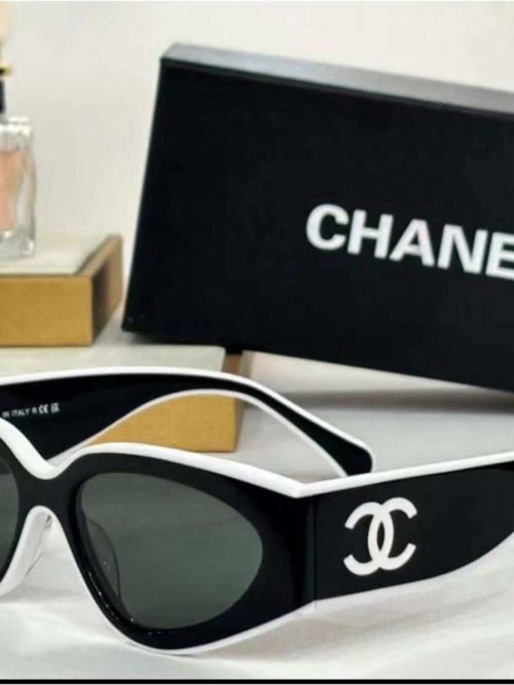 CHANEL Black and White CC Logo Cat-Eye Sunglasses (NO BOX)